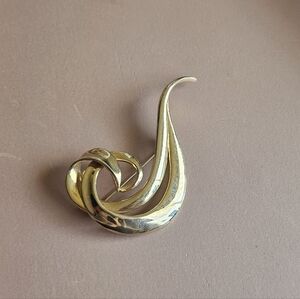 Elegant Avon Gold Brooch